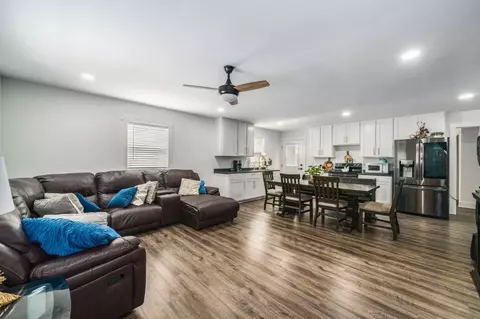 Living - 424 19th Ave W, Springfield, TN 37172 photo 1 of 4