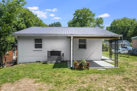 Exterior - 424 19th Ave W, Springfield, TN 37172 photo 7 of 13