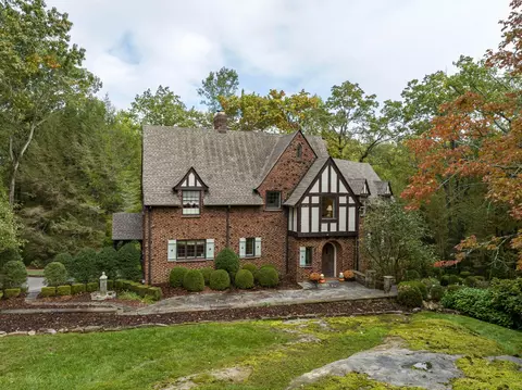 113 W Fleetwood Dr, Lookout Mountain, TN 37350