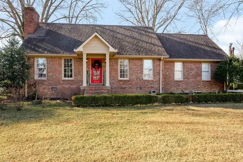 208 Meadowbrook St, Tullahoma, TN 37388
