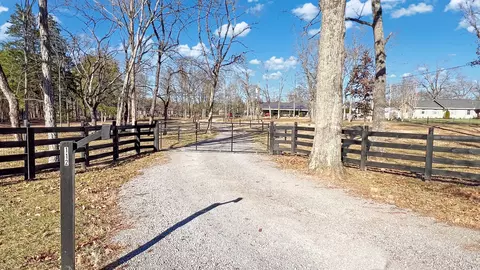 112 Teepee Ln, Shelbyville, TN 37160