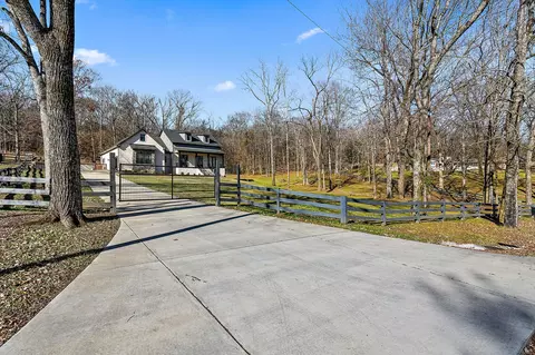 1890 Lakehill Cir, Lewisburg, TN 37091