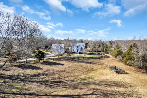1015 Hidebound Rd, Burns, TN 37029