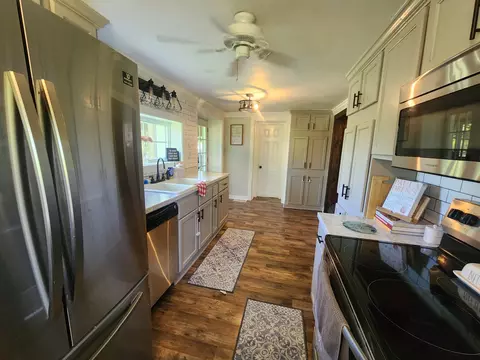Kitchen - 5904 Highway 76 E, Springfield, TN 37172 photo 3 of 6