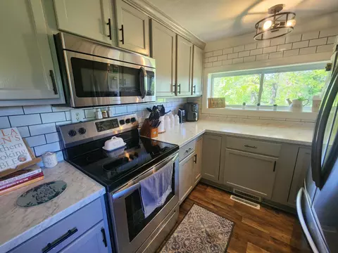 Kitchen - 5904 Highway 76 E, Springfield, TN 37172 photo 4 of 6