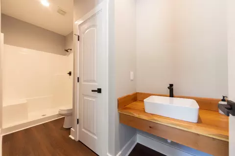 Bath - 981 Elm St, Eagleville, TN 37060 photo 3 of 3