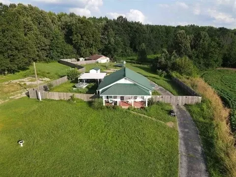 42 Christmasville Rd, Trenton, TN 38382