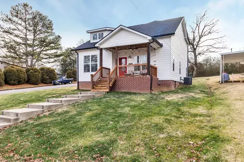 700 W College St, Dickson, TN 37055