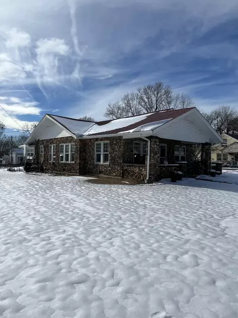 208 W End Ave, Dickson, TN 37055