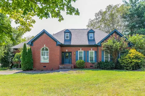 1213 Churchill Dr, Gallatin, TN 37066