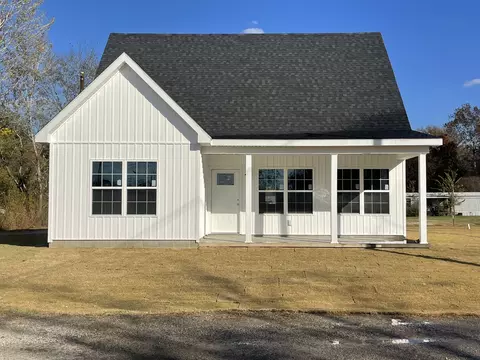82 Water St, Big Sandy, TN 38221