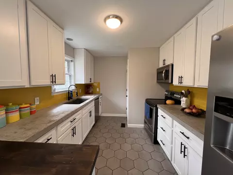 Kitchen - 2001 Cherokee Trl, Springfield, TN 37172 photo 4 of 4