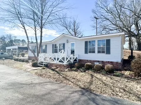 30996 Broad St, Bruceton, TN 38317