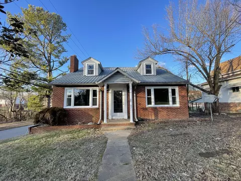 128 W Lake St, Camden, TN 38320