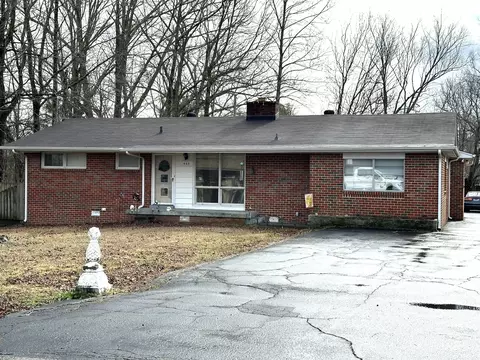 402 Chamberlain Dr, Tullahoma, TN 37388