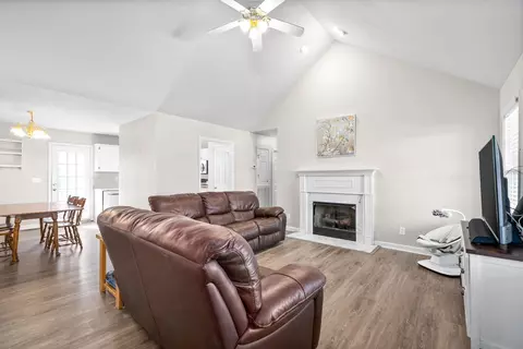 Living - 116 Foxrun, Springfield, TN 37172 photo 4 of 5