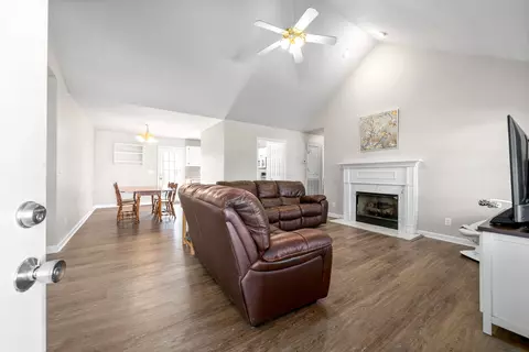 Living - 116 Foxrun, Springfield, TN 37172 photo 1 of 5