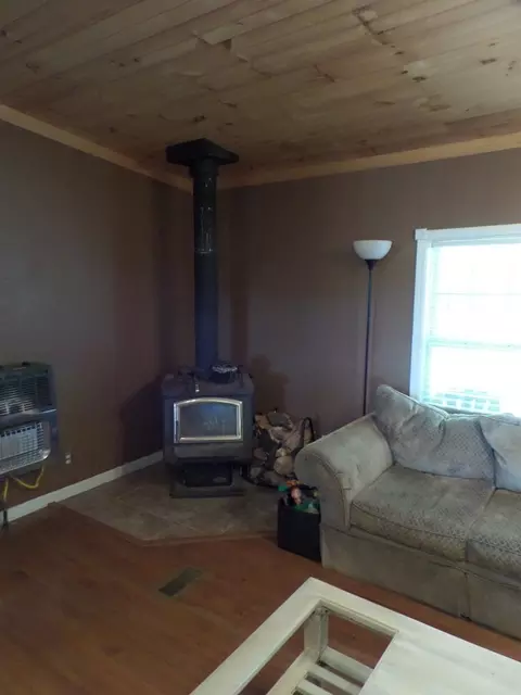 Living - 435 Humphrey Rd, Walling, TN 38587 photo 4 of 4