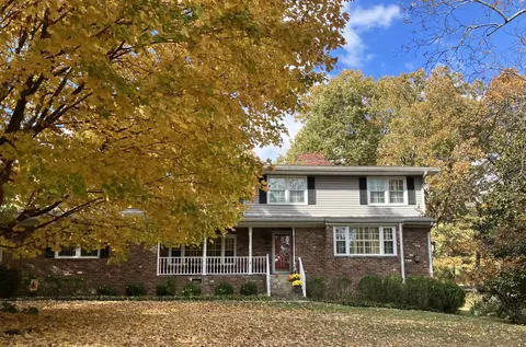 914 E Crown Point Rd, Signal Mountain, TN 37377