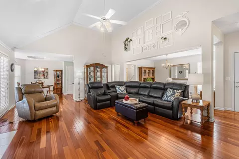 Living - 7403 Catherine St, Murfreesboro, TN 37129 photo 6 of 9