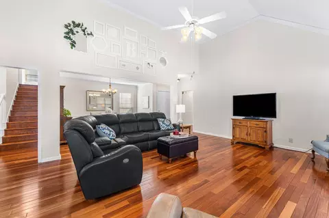 Living - 7403 Catherine St, Murfreesboro, TN 37129 photo 5 of 9