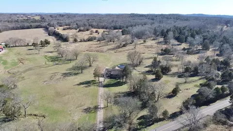 635 E Robertson Rd, Castalian Springs, TN 37031