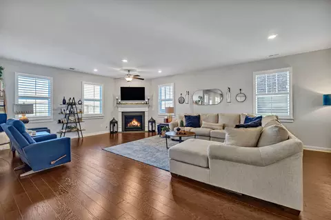Living - 207 Sable Ln, Spring Hill, TN 37174 photo 2 of 6