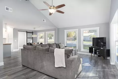 Living - 108 Esque Rd, Bethpage, TN 37022 photo 2 of 4