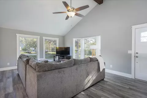 Living - 108 Esque Rd, Bethpage, TN 37022 photo 3 of 4