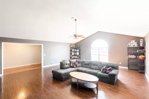 Living - 407 7th Ave W, Springfield, TN 37172 photo 2 of 2