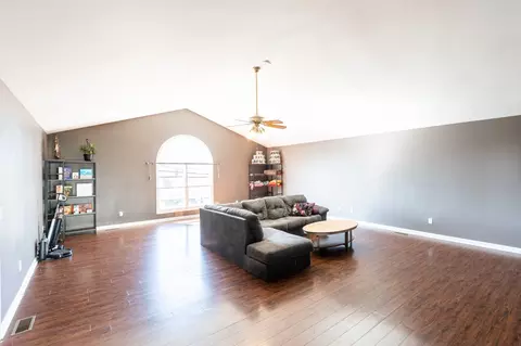 Living - 407 7th Ave W, Springfield, TN 37172 photo 1 of 2