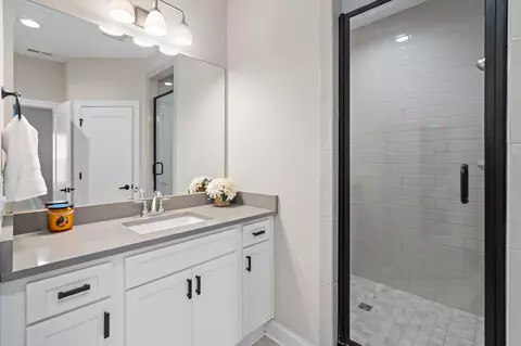 Bath - 3502 Pershing Dr, Murfreesboro, TN 37129 photo 2 of 3