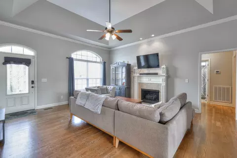 Living - 1019 Vince Ct, Murfreesboro, TN 37128 photo 4 of 4