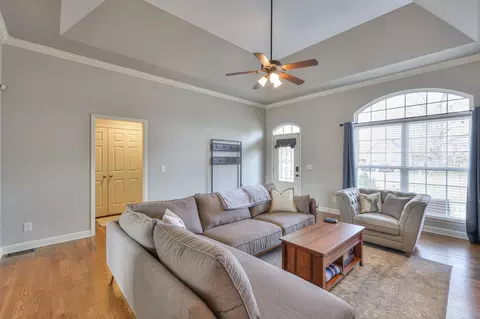 Living - 1019 Vince Ct, Murfreesboro, TN 37128 photo 3 of 4