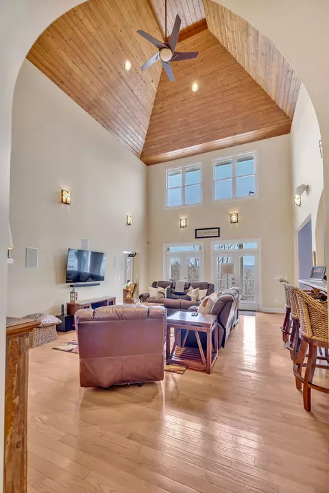 Living - 500 Harbor Point Rd, Silver Point, TN 38582 photo 2 of 5