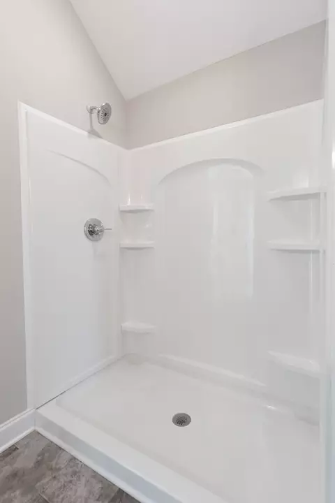 Bath - 1039 E Piney Rd, Dickson, TN 37055 photo 2 of 3