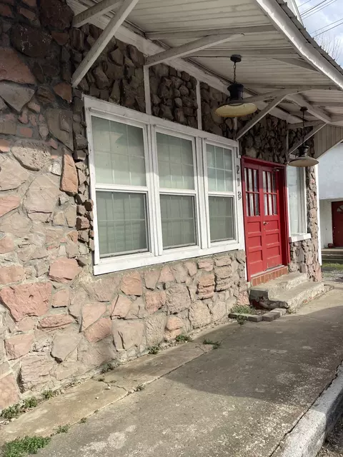 218 Main St, Mcewen, TN 37101
