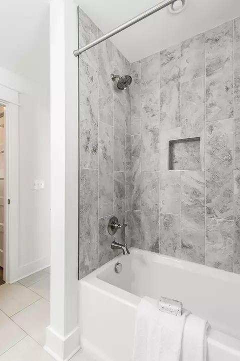Bath - 224 Rockcastle Dr, Murfreesboro, TN 37128 photo 6 of 9