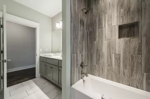 Bath - 224 Rockcastle Dr, Murfreesboro, TN 37128 photo 8 of 9