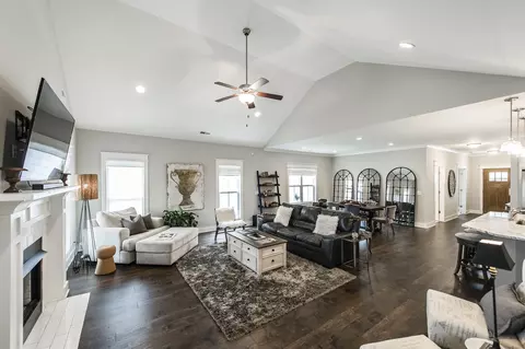 Living - 224 Rockcastle Dr, Murfreesboro, TN 37128 photo 2 of 5