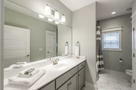 Bath - 224 Rockcastle Dr, Murfreesboro, TN 37128 photo 7 of 9