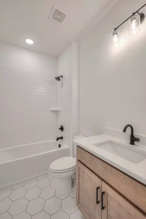 Bath - 194 Phillips Bnd, Spring Hill, TN 37174 photo 2 of 4
