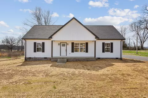 812 Days Rd, Lafayette, TN 37083