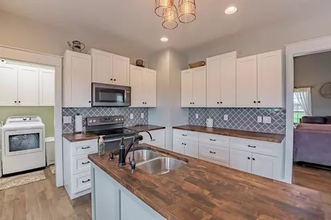 Kitchen - 467 Williams St, Decherd, TN 37324 photo 3 of 6