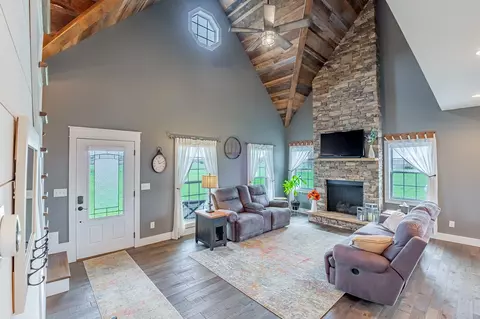 Living - 467 Williams St, Decherd, TN 37324 photo 1 of 5