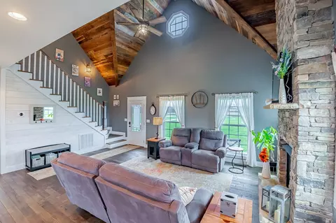 Living - 467 Williams St, Decherd, TN 37324 photo 3 of 5