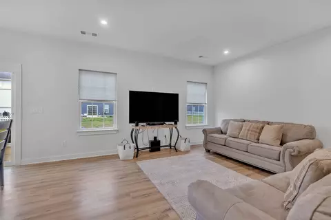 Living - 3430 Darrell Dr, Murfreesboro, TN 37128 photo 4 of 14