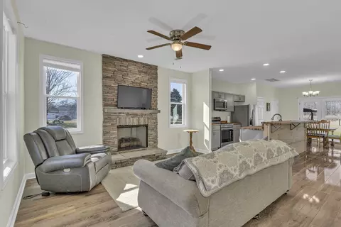 Living - 897 Mount Vernon Rd, Bethpage, TN 37022 photo 1 of 3