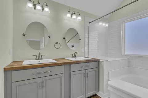 Bath - 897 Mount Vernon Rd, Bethpage, TN 37022 photo 3 of 4