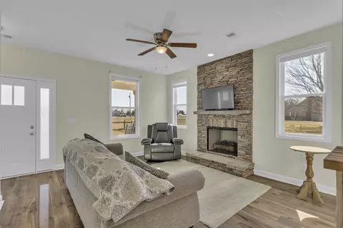 Living - 897 Mount Vernon Rd, Bethpage, TN 37022 photo 2 of 3